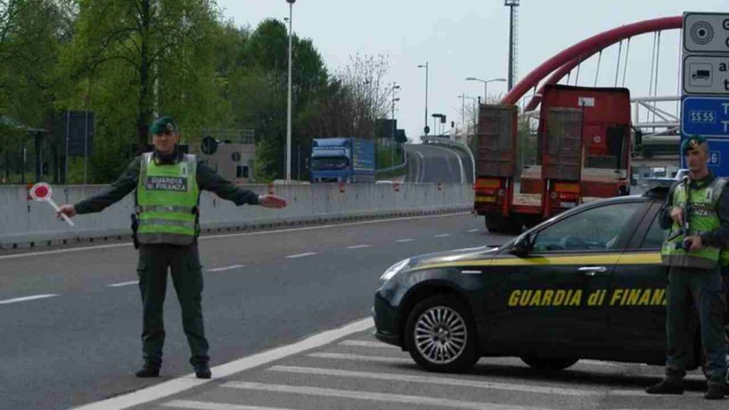 Posto di blocco, oggi ti controllano anche questo: stanno multando tutti | Corri subito ai ripari