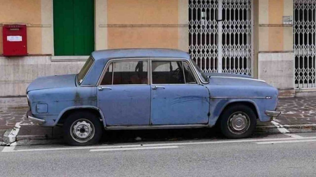 Auto “dimenticata” in un parcheggio, dopo 40 anni il proprietario la ritrova così | Incredibile