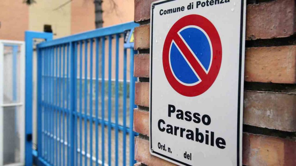 Passo carrabile, se non c’è questo dettaglio puoi parcheggiare: la multa non vale nulla