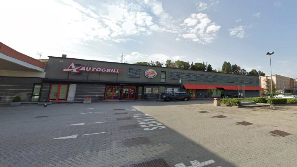 Sosta all’autogrill, se ti chiedono questa cosa scappa: ti derubano in pochi minuti e nemmeno te ne accorgi