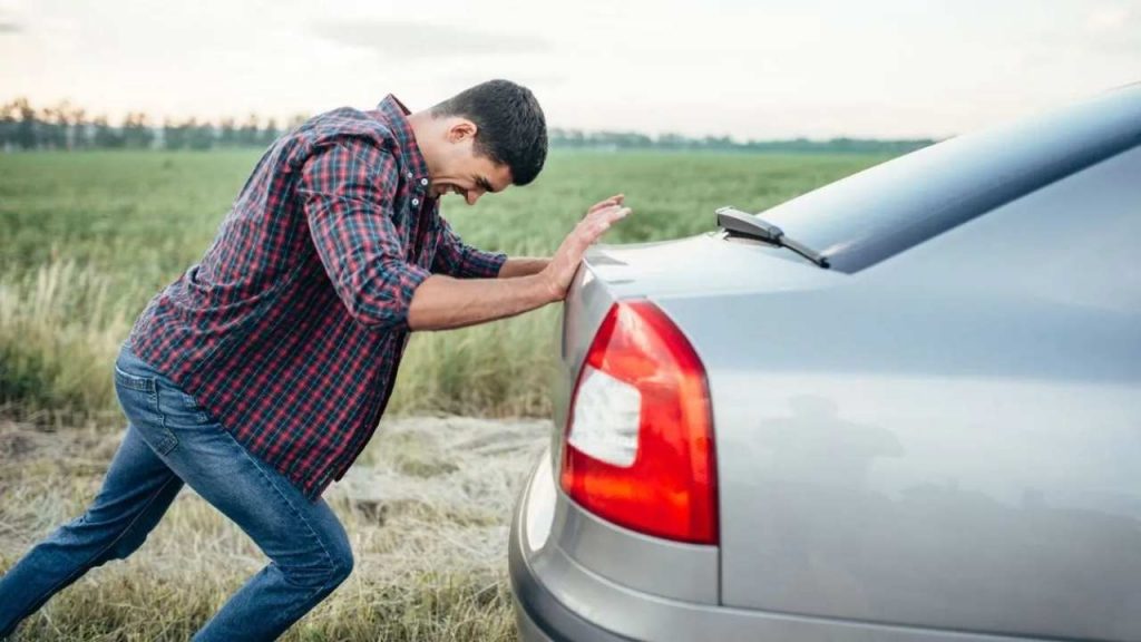 Se senti questo odore alla partenza dell’auto fermati subito e chiama il meccanico I Ecco perché