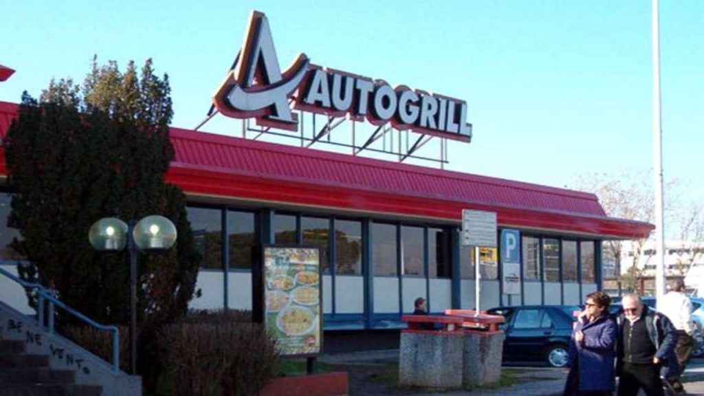 Truffa dell’autostrada, NON fermarti a prendere nulla all’autogrill: bastano 5 minuti e ti rubano tutto quello che hai