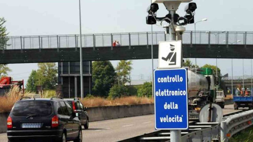 Limite di velocità, la tolleranza è prossima allo zero: sei costretto a mettere mano al portafoglio | Sanzioni da capogiro