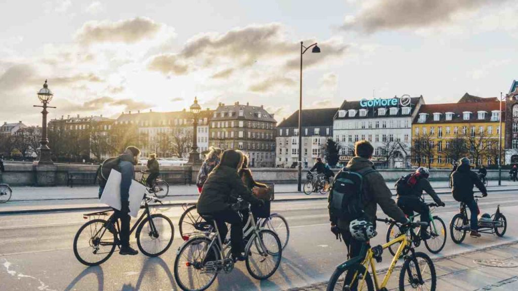 Biciclette, arriva il nuovo divieto: non potrai più farlo: la multa è una mazzata | vita difficile per i ciclisti