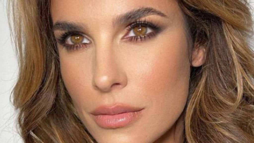 Elisabetta Canalis, sedili posteriori dell’auto e gambe divaricate: lo short si alza ed esce tutto di fuori | Belvedere a dir poco