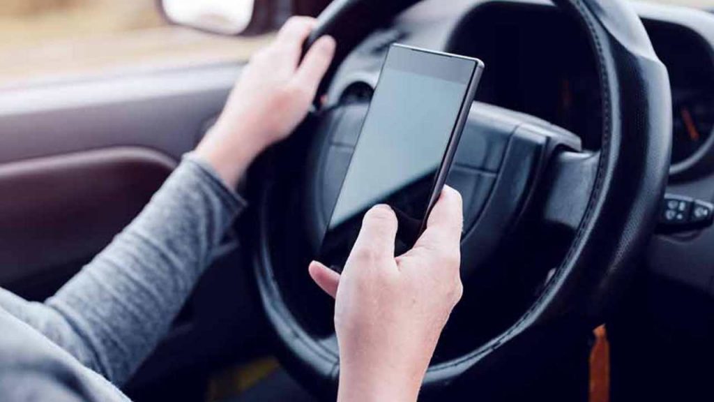 Nuova legge sul cellulare, da gennaio in auto è meglio non averlo: la nuova multa è altissima