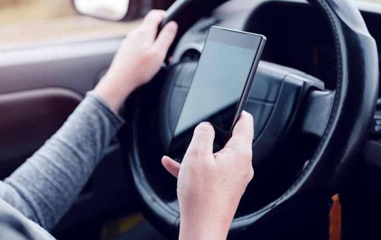 Uso cellulare alla guida, sarà ancora più rischioso per la nostra sicurezza e per le nostre tasche