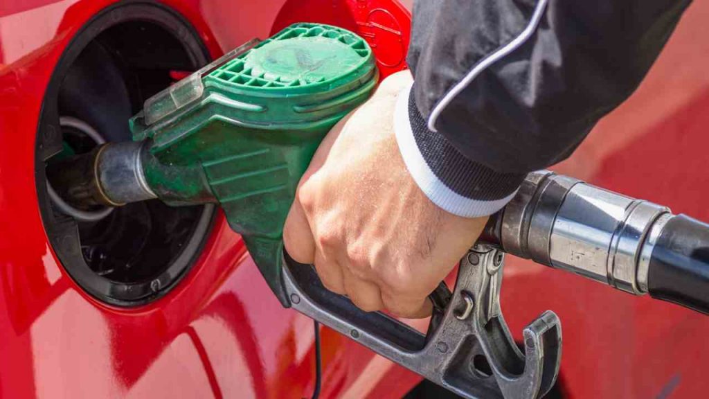 Benzina alle stelle, ecco quali auto ti salvano: la lista ufficiale di quelle che consumano meno