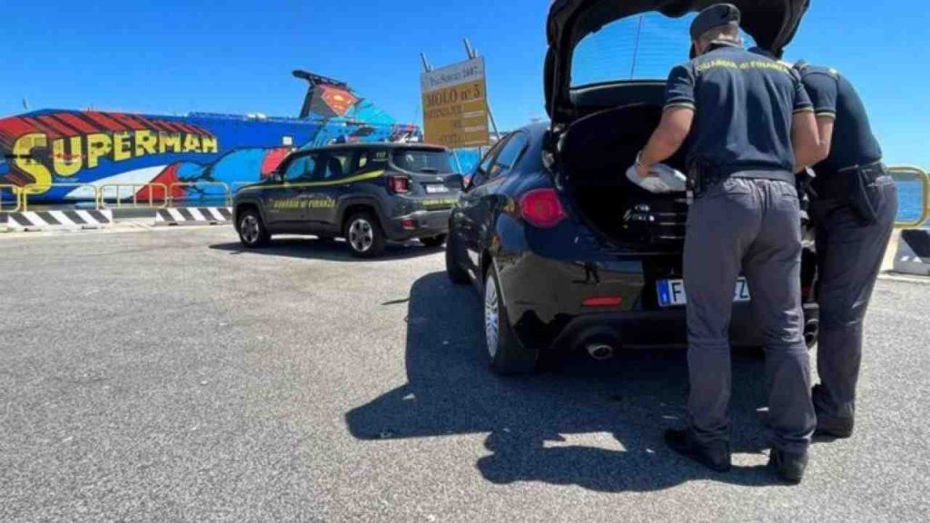 Guida in autostrada, non puoi circolarci più senza questo nel bagagliaio: la polizia stradale sta facebdo controlli a tappeto