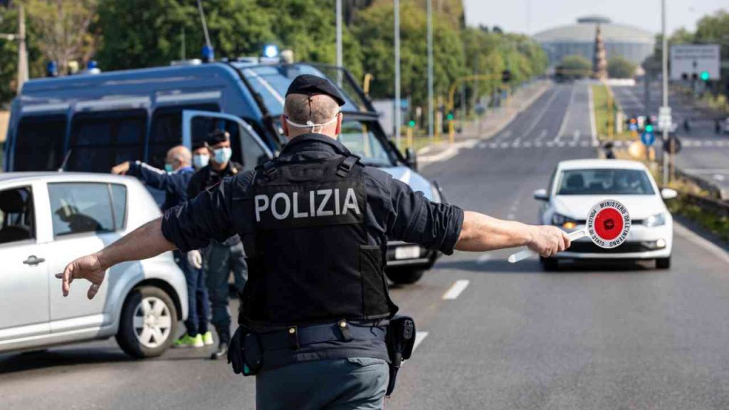 Questo foglio diventa obbligatorio, senza non puoi più uscire con la tua auto: la multa è una coltellata | Corri a stamparlo