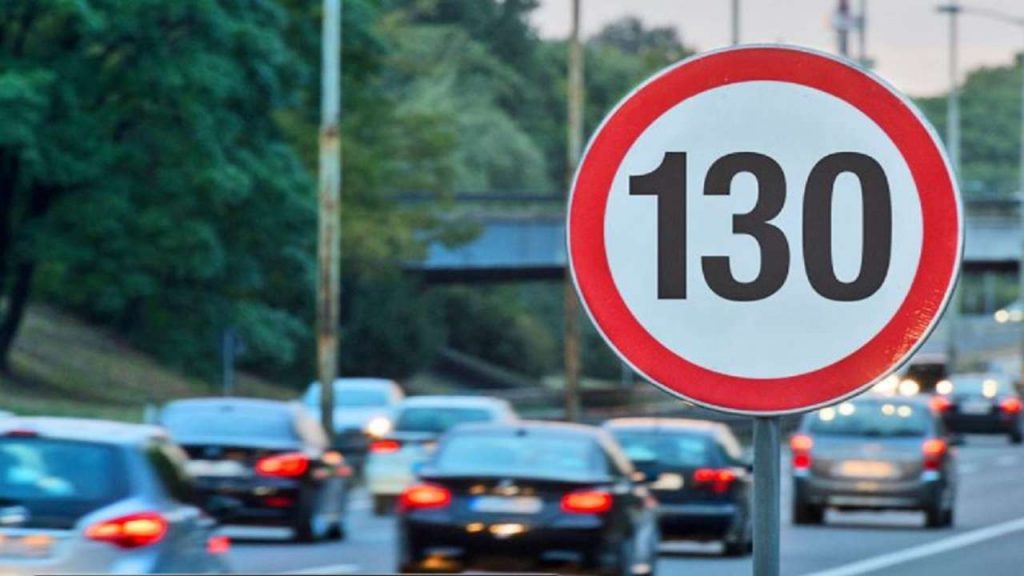 Limiti velocità autostradale, la decisione spaventa tutti: diminuzione ufficiale a 80km/h | Ecco da quando