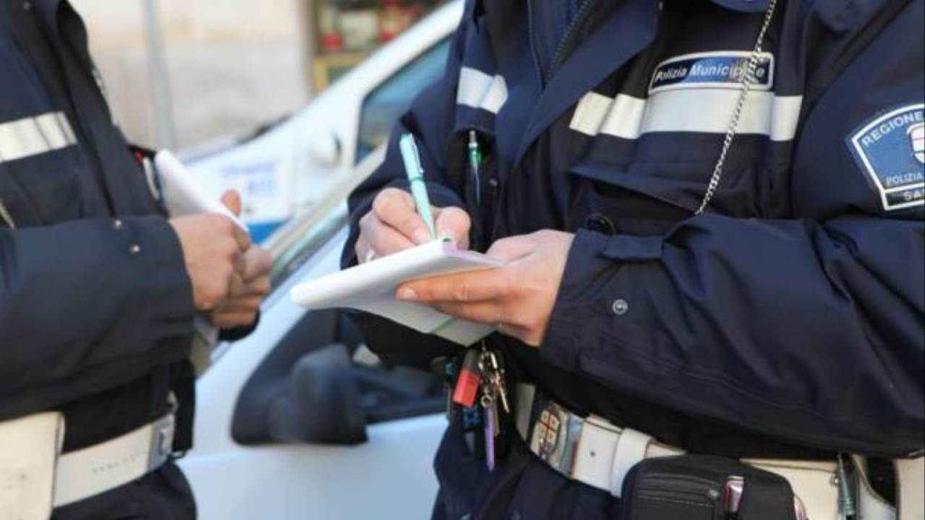 Auto in sosta, attenzione a non cadere nel tranello: rischi la patente e il sequestro della vettura