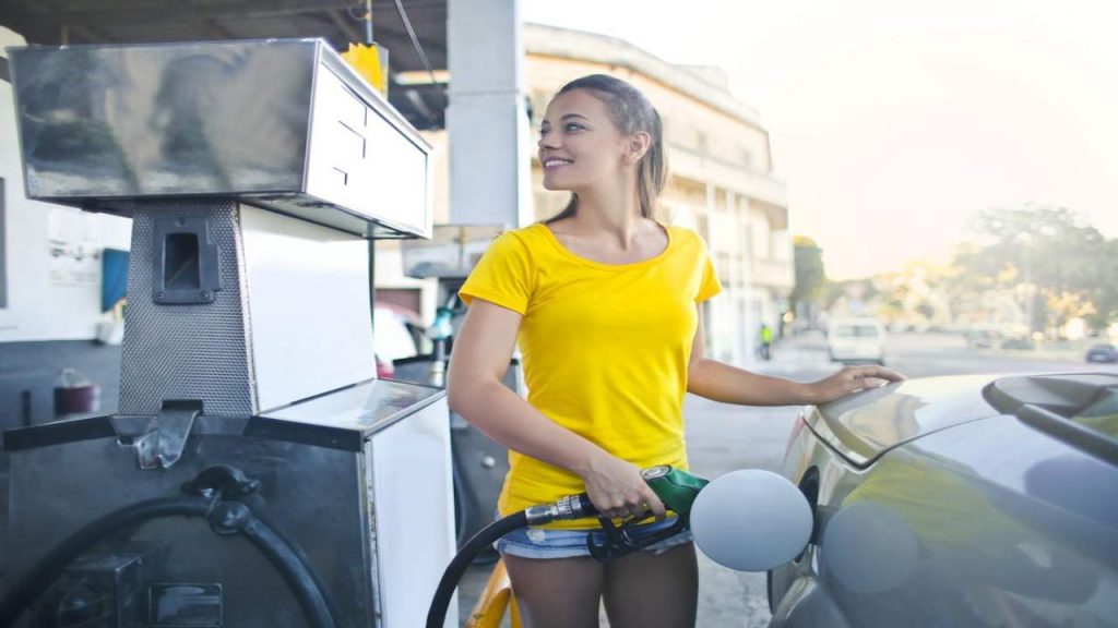 Benzina, il trucco che tutti stavamo aspettando: vai dal benzinaio solo a quest’ora | Risparmi un patrimonio