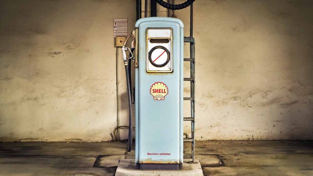 Sapete quanto costava la benzina negli anni 70? Il prezzo non arrivava nemmeno a 1 euro | Non crederete ai vostri occhi