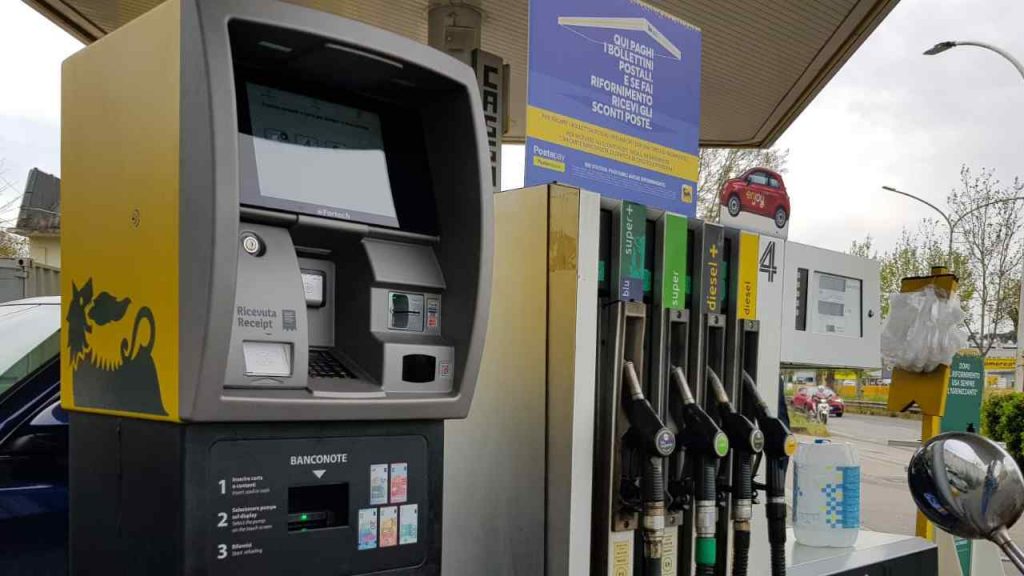 Benzina a 4€ al litro, nuovo rincaro: gli automobilisti Italiani distrutti| Potranno fare solo così