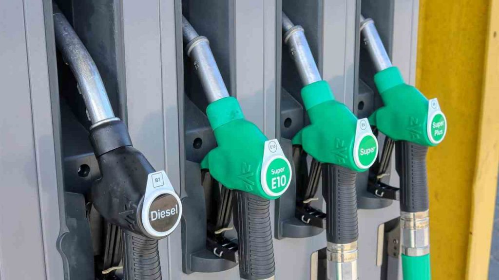 Carburante, se versi questo liquido risparmi una marea di soldi: giri praticamente gratis | Ecco il trucco dei furbetti