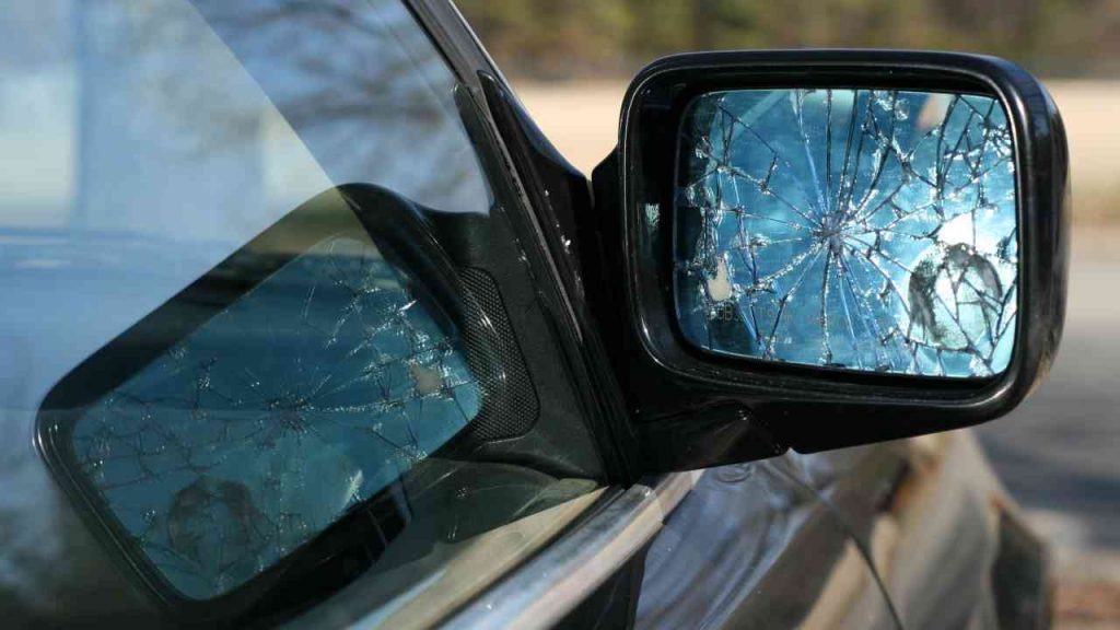 Specchietto dell’auto rotto: ti sarà successo almeno una volta | c’è un solo modo perché non sia tu a pagare