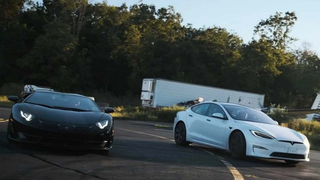 Tesla contro Lamborghini, la gara ha inizio: il risultato non è scontato