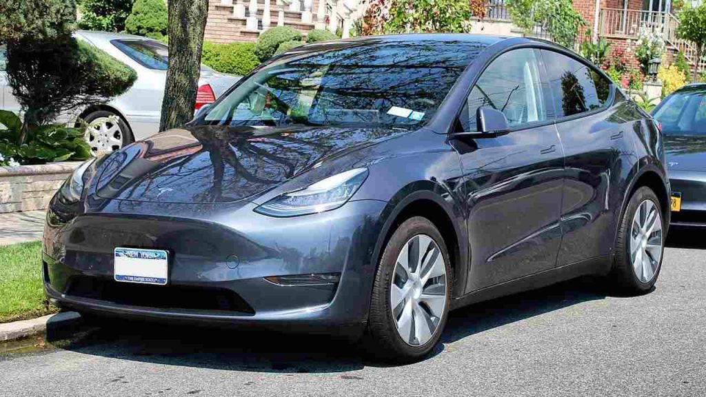 Tesla Model Y impazzita investe a tutta velocità due persone I Le immagini sono da brividi