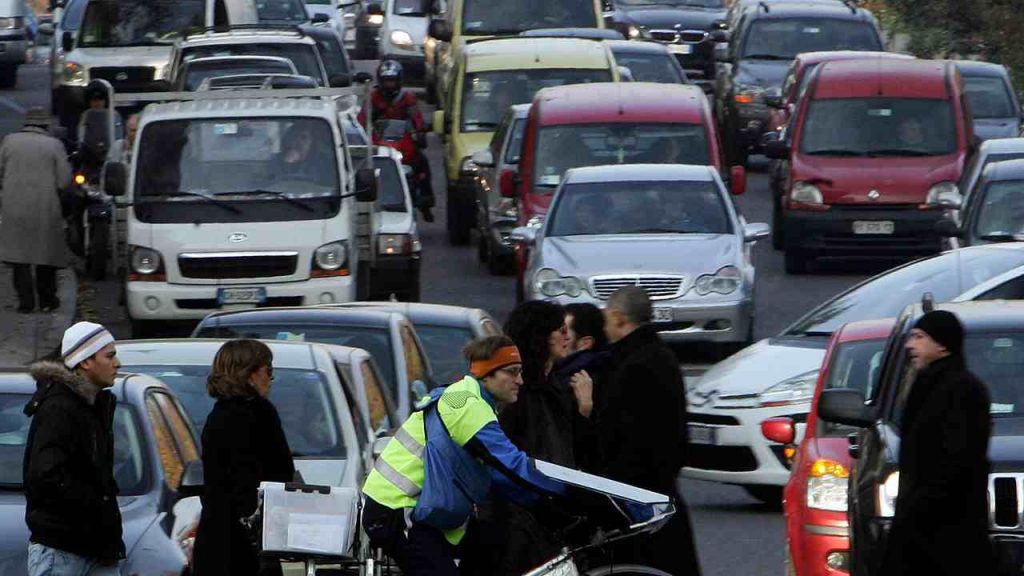 Non puoi più circolare (forse) con la tua auto, il divieto è assoluto: peggio della zona rossa nel lockdown | Automobilisti nel panico