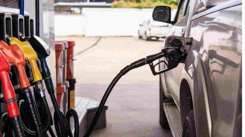 Benzina, ecco il trucco della molla per riempirsi il serbatoio gratis: questo furbo ne ha presi centinai di litri