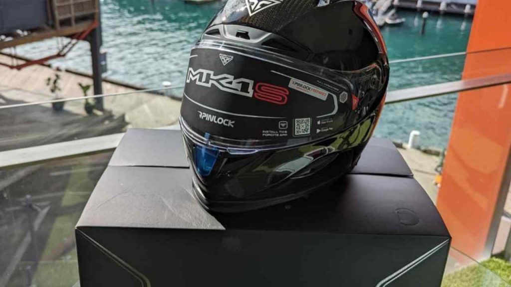 Con questo casco smart sarà impossibile prendere le multe I Motociclisti esultano, ti avverte sempre lui quando rischi