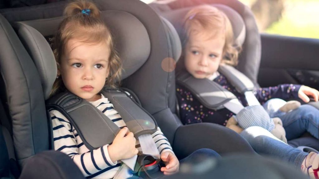 Quando guidi con un bambino in auto, stai molto attento a questa norma I In tanti non la conoscono con precisione e rischiano una multa esagerata