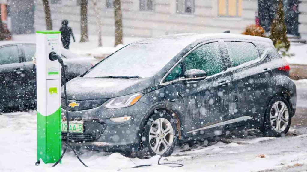 Batterie, cosa devi fare in inverno se hai una elettrica o plug-in I Con questi trucchi eviti brutte sorprese