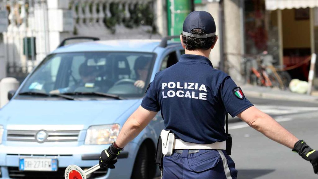 Lo fanno in molti ma non sanno che rischio corrono: se fai questo alla tua auto la stangata è assicurata | Sanzioni da capogiro