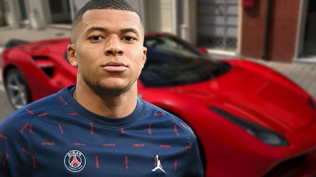 Mbappè, la star del calcio ha un parco auto milionario, ma non può guidarle I Il motivo è da non crederci