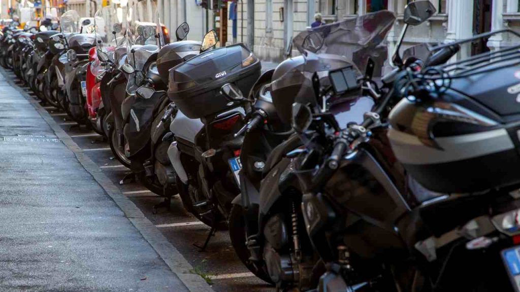 Moto, non parcheggiarla mai così: lo fanno tutti ma è illegale | Ti fanno 344€ di multa