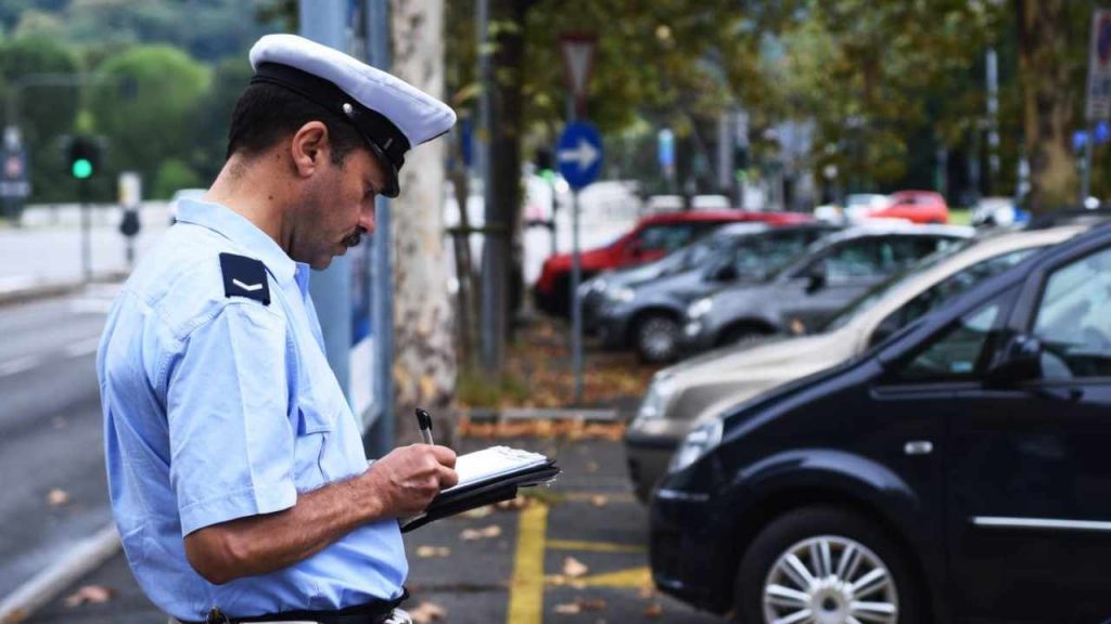 Codice della Strada, nessuno lo fa ma la legge è chiara: Ti fanno 173€ di multa | La stanno facendo a tutti