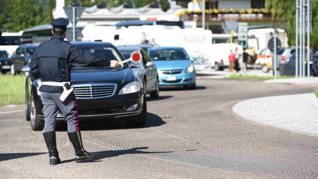 Posto di blocco, se ti fermano senza questo appresso sei finito: la stangata è clamorosa