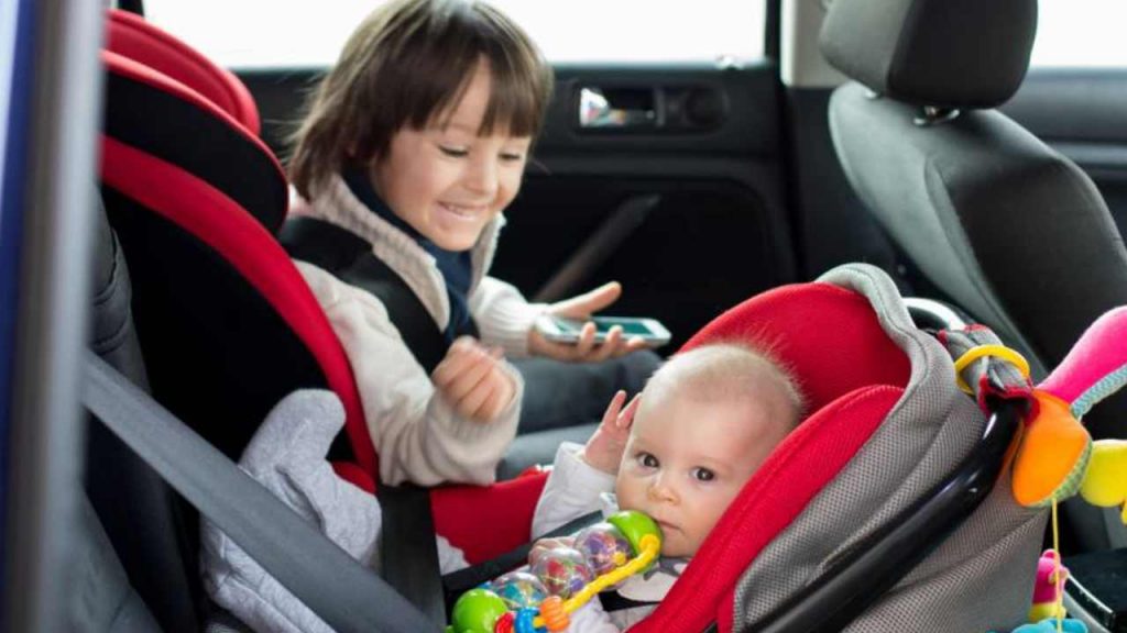 Trasporto bambini in auto: non commettere questi errori I La sicurezza dei figli prima di tutto, cosa dice il Codice della Strada