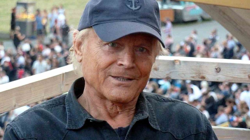 Terence Hill, avete mai visto la sua auto? Ma quale bici, sembra un carro armato