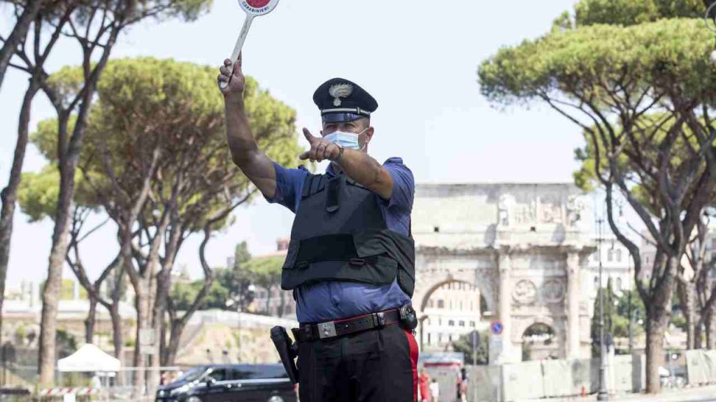 Se circoli senza questo foglio sei rovinato I 3.500€ di multa, il Codice della Strada è severissimo