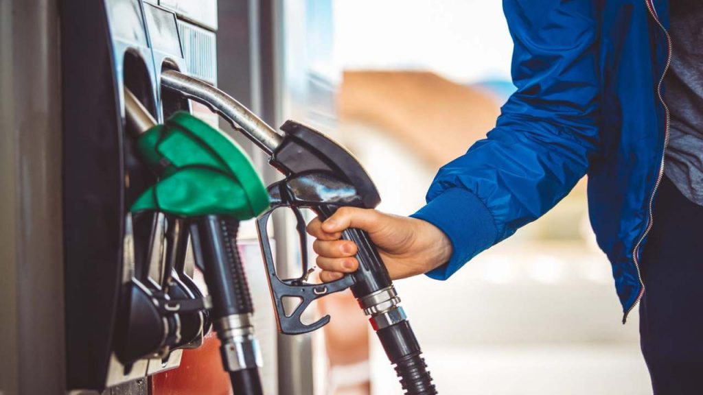 Grande notizia per gli automobilisti: arriva il bonus benzina I 100€ di regalo | Ecco come prenderlo