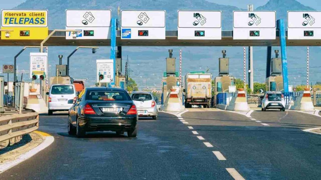 Autostrade, aumentano i pedaggi: triste regalo di natale per gli Italiani | Ecco a che prezzo arriveranno