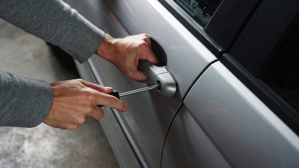 Non fermarti mai più con l’auto così: ti rubano tutto in un minuto | Fai molta attenzione