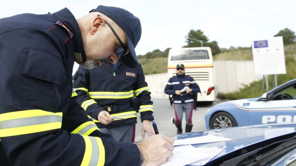 Questo semplice pezzo di plastica ti può rovinare la vita: non puoi averlo in auto | se ti beccano ti portano via tutto