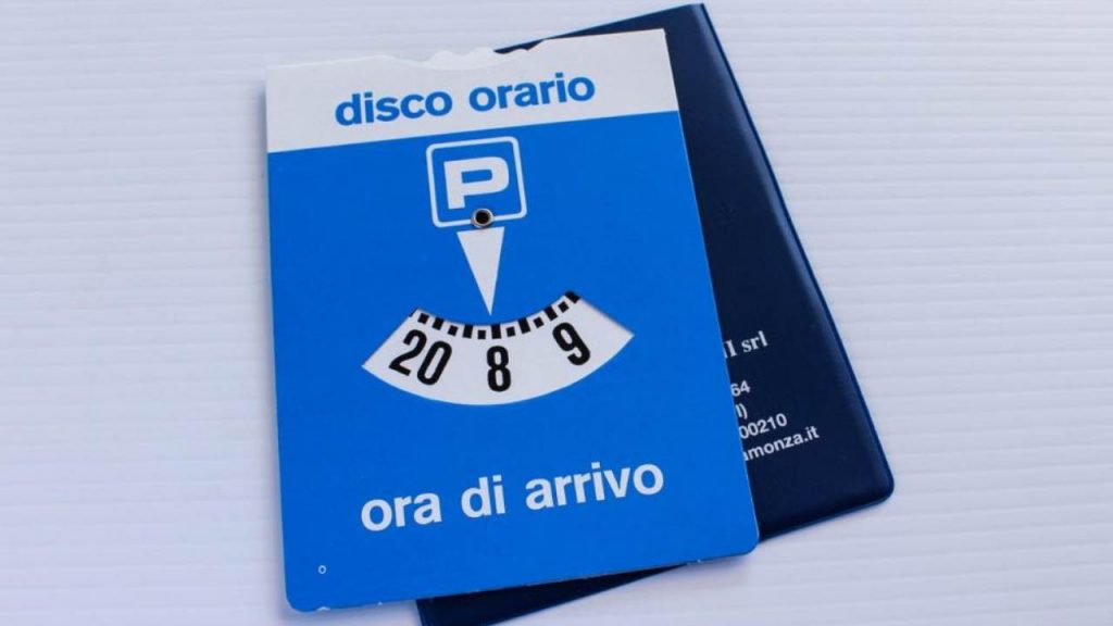 Disco orario, i limiti non sono più un problema | Con questo trucchetto (illegale) parcheggi quanto tempo vuoi