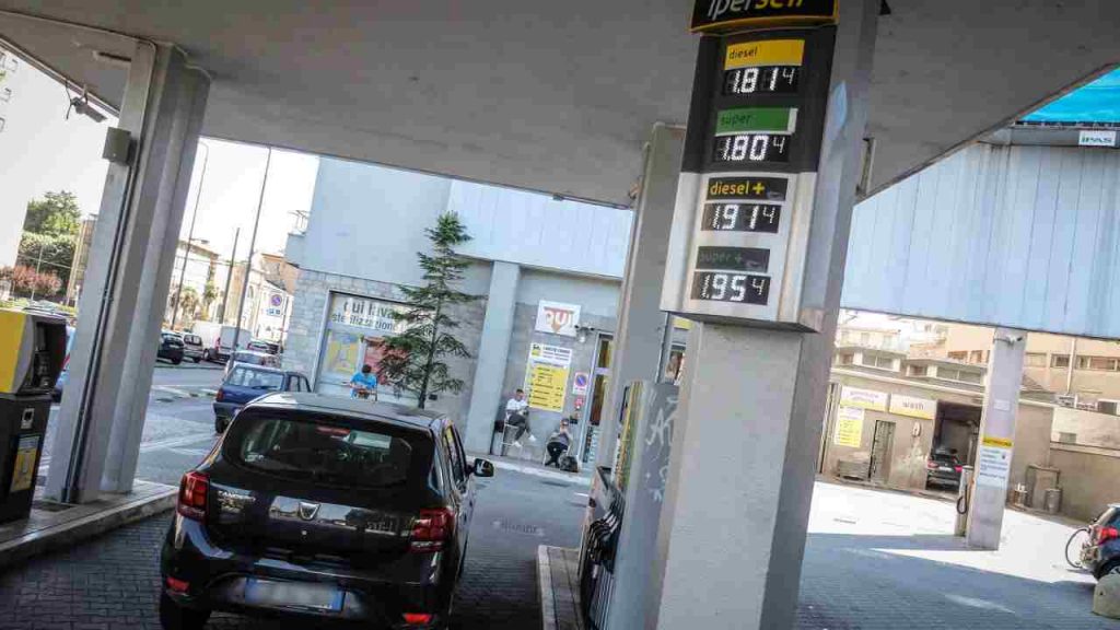 Distributori di benzina, fai attenzione a questa cosa: Se è così stanno provando a truffarti | Ci sono già decine di arresti