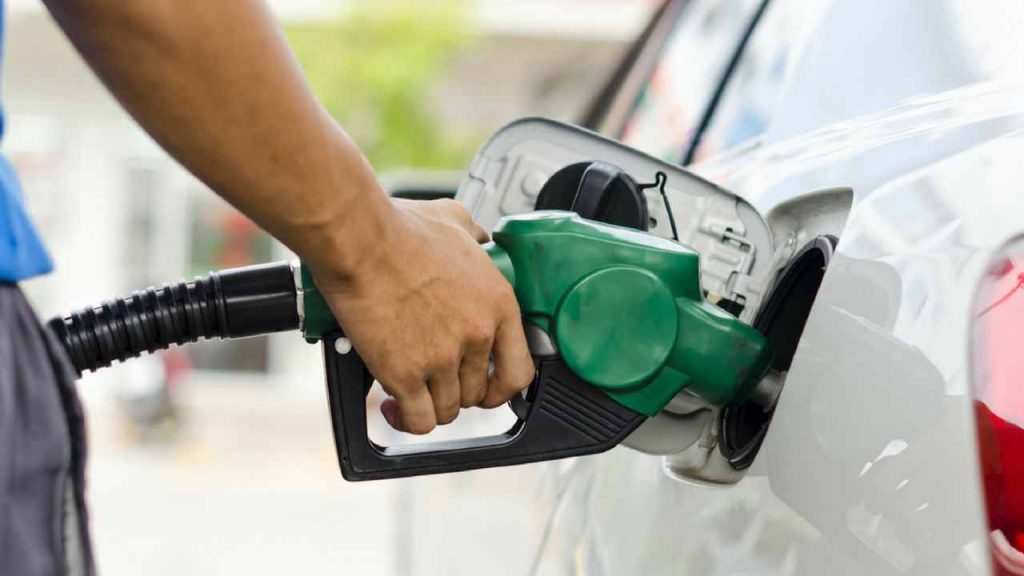 Benzina self service, da domani fai sempre così: con questo trucco sarà un piacere farla