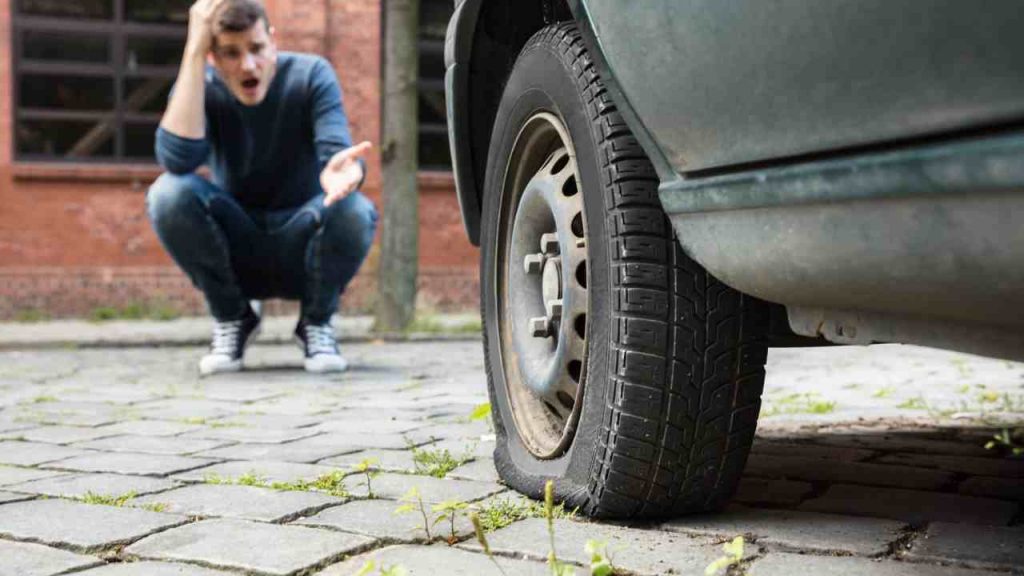 Gomma a terra, controlla subito questa cosa: se è messo così preoccupati subito | Chiama i carabinieri