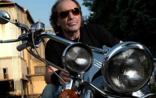 Vasco Rossi in moto: il cantautore ha sempre sfoggiato pubblicamente la sua passione per le due ruote