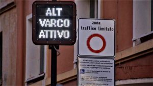 Varco Ztl, si rischia grosso se evitiamo l'identificazione del nostro veicolo