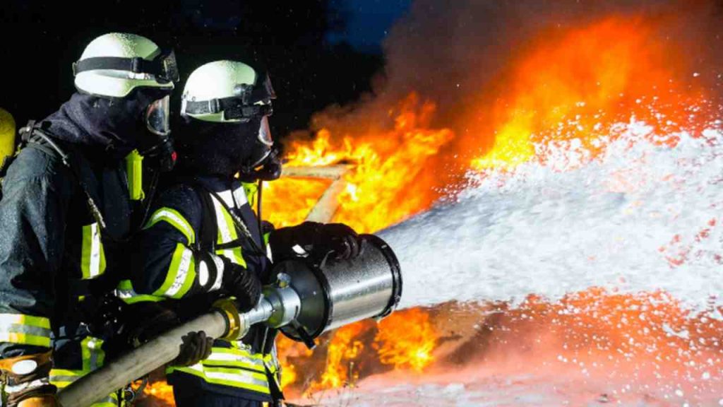 Maxi incendio di auto elettriche: autostrada chiusa per ore I “Hanno preso fuoco all’improvviso”, automobilisti preoccupati