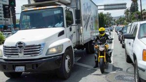 Lane splitting, diverse interpretazioni tra Usa e Italia