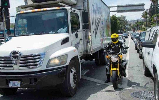 Lane splitting, diverse interpretazioni tra Usa e Italia