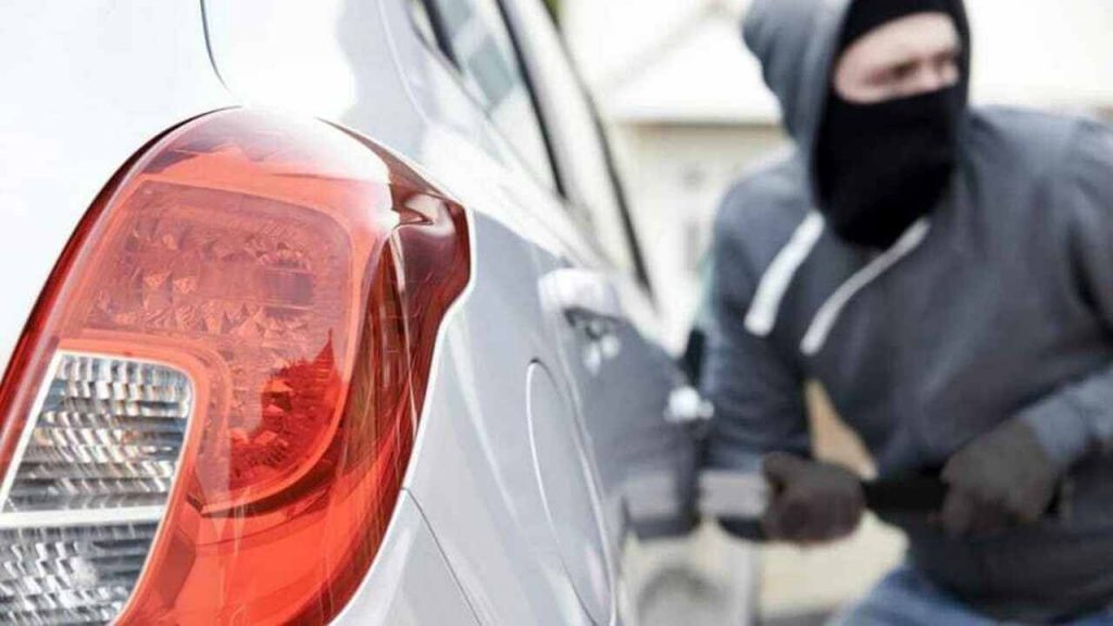 Se trovi un bicchiere di plastica sul tetto della tua auto preoccupati subito:  allontanati e chiama immediatamente i carabinieri